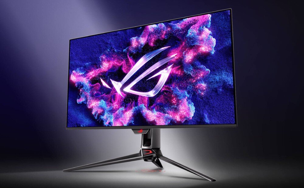 Monitor ASUS ROG Swift PG32UCDM Monitor na trójnożnej podstawie o cienkich ramkach, na ekranie wyświetla się duże, świetliste logo producenta w otoczeniu fioletowo-niebieskich efektów świetlnych, opis