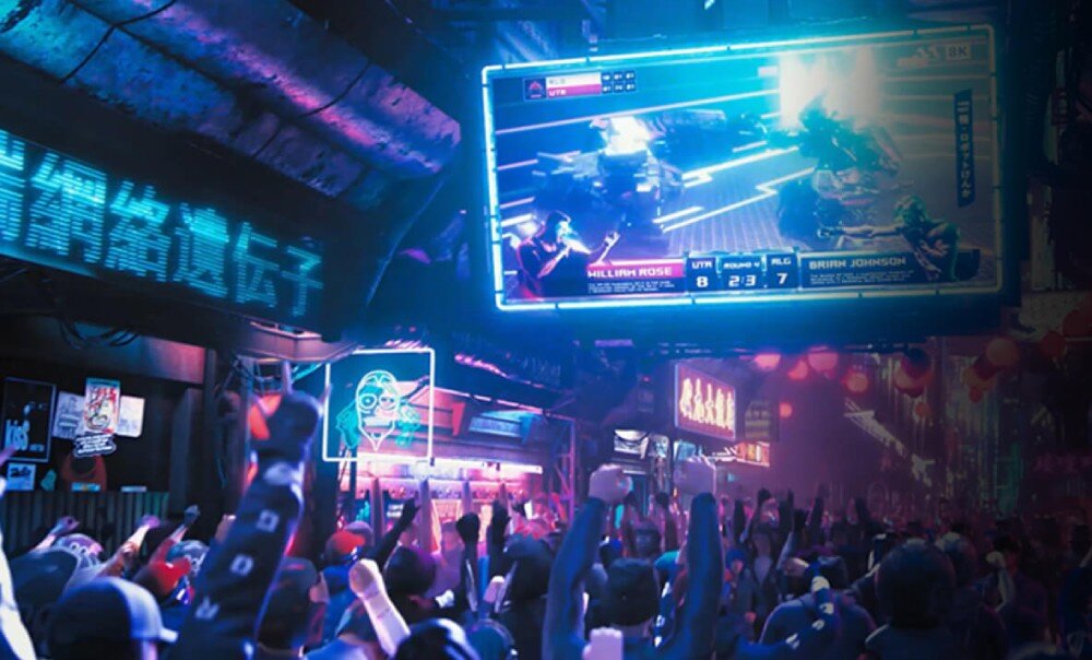 Monitor ASUS ROG Swift PG32UCDM Tłum ludzi unosi ręce, patrząc na duży ekran umieszczony na budynku, gdzie transmitowana jest rozgrywka gamingowa w futurystycznej scenerii, kolory, odwzorowanie barw, 10-bitowa głębia, HDR