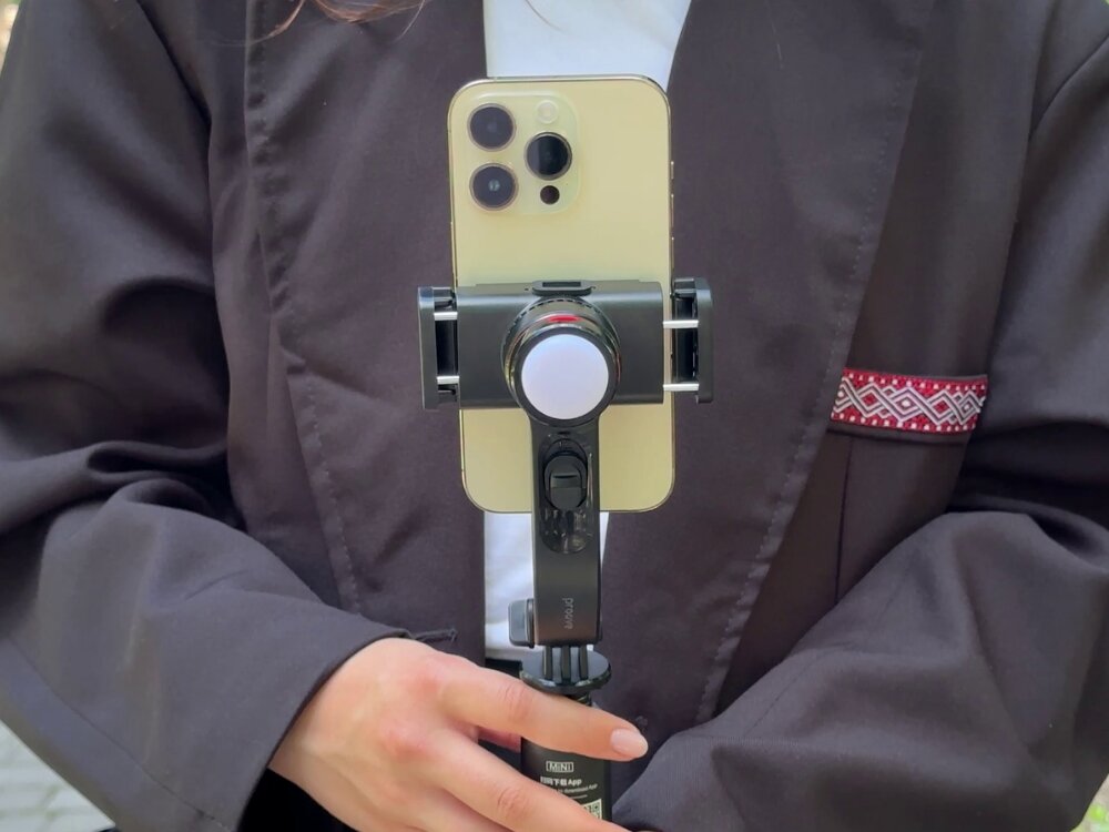 Tripod PROOVE Frame Jet Gimbal Stabilizer
            tripod trzymany w dloni z przymocowanym telefonem tripod gimbal uchwyt selfie stick