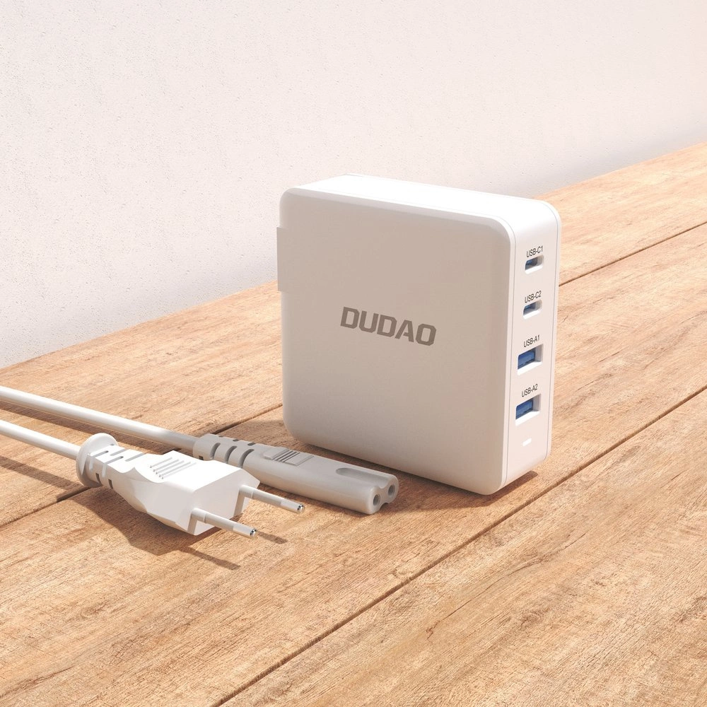 Biała ładowarka sieciowa z logo \'DUDAO\' posiada cztery porty: dwa USB-C i dwa USB-A. Obok leży biały kabel z wtyczką elektryczną.