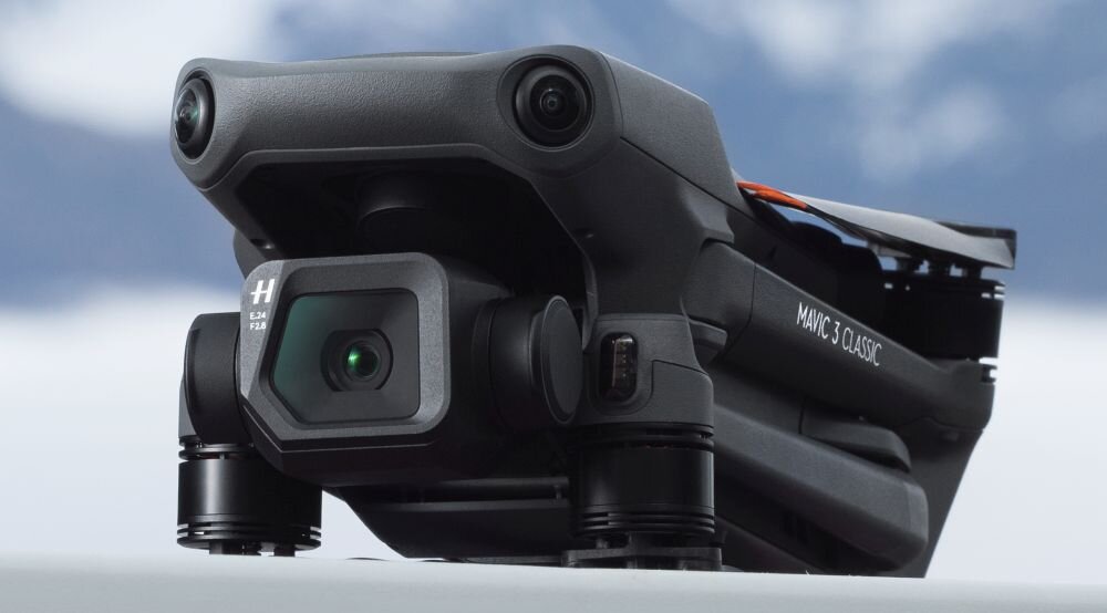 Dron DJI Mavic 3 Classic bateria lot sterowanie akrobacje czas lotu zasięg funkcje lądowanie kamera rozdzielczość filmy zdjęcia nagrywanie jakość ładowanie aplikacja przesył pilot śmigła stabilizacja fotografia waga wymiary konstrukcja obudowa korpus ramiona silnik