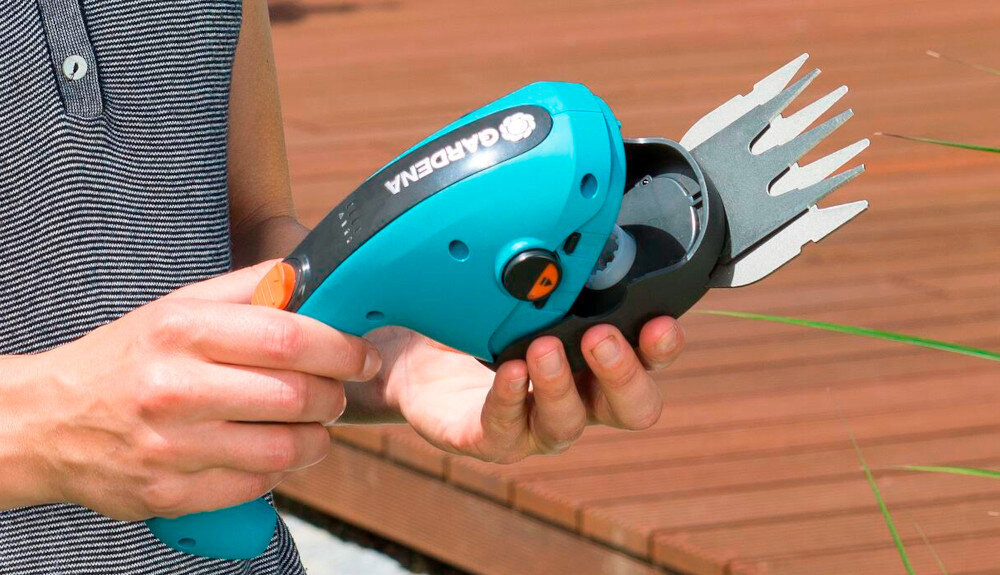 Nożyce do trawy GARDENA ClassicCut 9855-20 akumulatorowe wytrzymale latwa wymiana ostrzy za pomoca jednego przycisku zdjac nasadke zalozyc druga