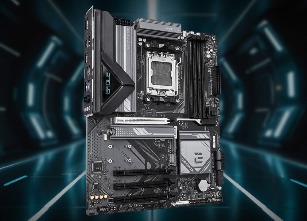 Komputer MAD DOG Powered by Gigabyte C500-A01DR64 Płyta główna z licznymi slotami na podzespoły. Widoczne są masywne radiatory oraz podświetlany panel boczny. Tło ma futurystyczny wygląd z niebieskimi tunelami świetlnymi, płyta główna, kompatybilność, łączność Wi-Fi 6E