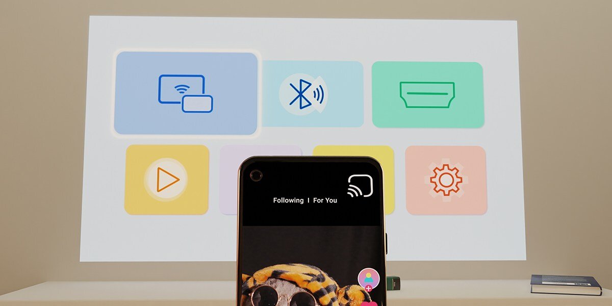 Projektor HP CC180W - Łączność z urządzeniami, Wi-Fi, Bluetooth 5.0, HDMI, USB-A, jack, smartfon, obraz z projektora