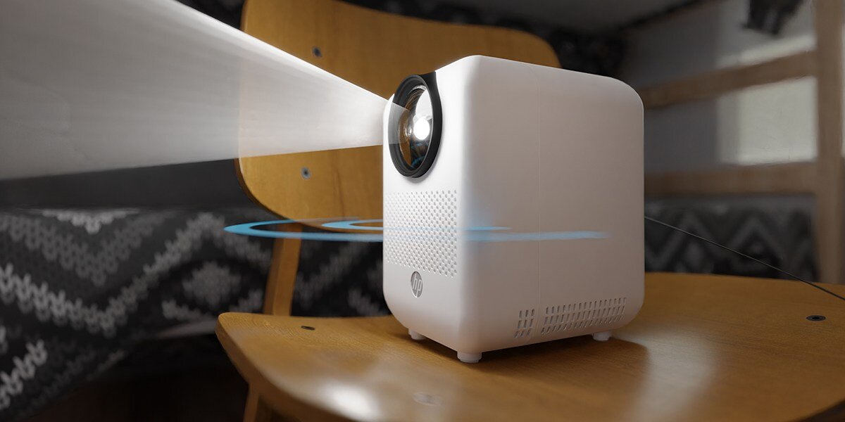 Projektor HP CC180W - Wbudowany dźwięk stereo, Wbudowane głośniki 6 W, projektor wyświetlający obraz, stojący na krześle