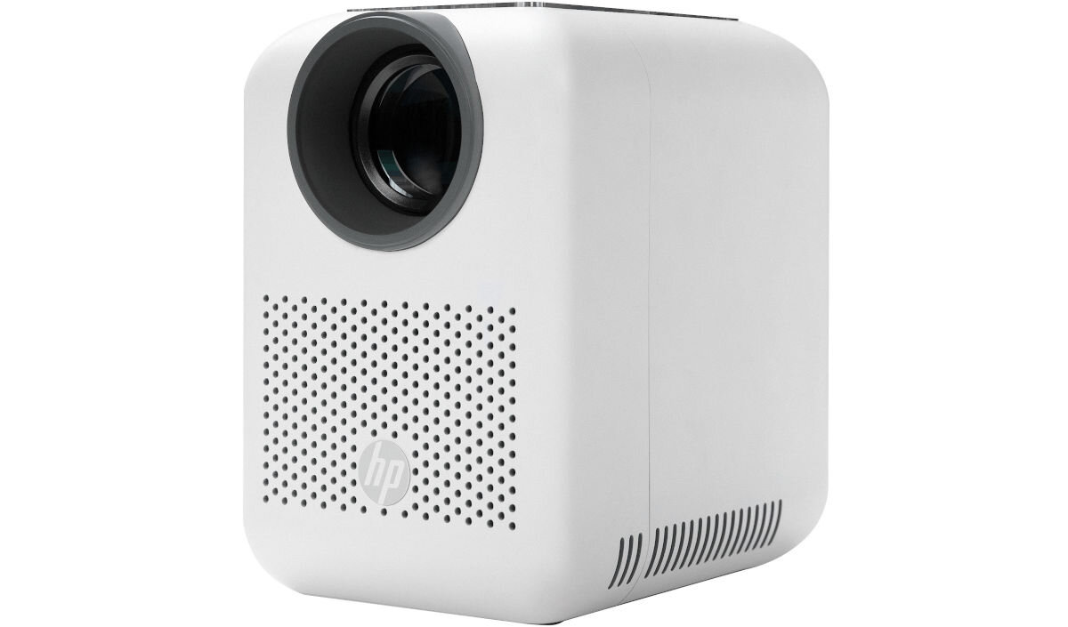 Projektor HP CC180W - Działa długo i oszczędnie, żywotność do 20 000 godzin, Pobór mocy 40 W, Zakres napięcia 100–240V, projektor pod skosem na białym tle