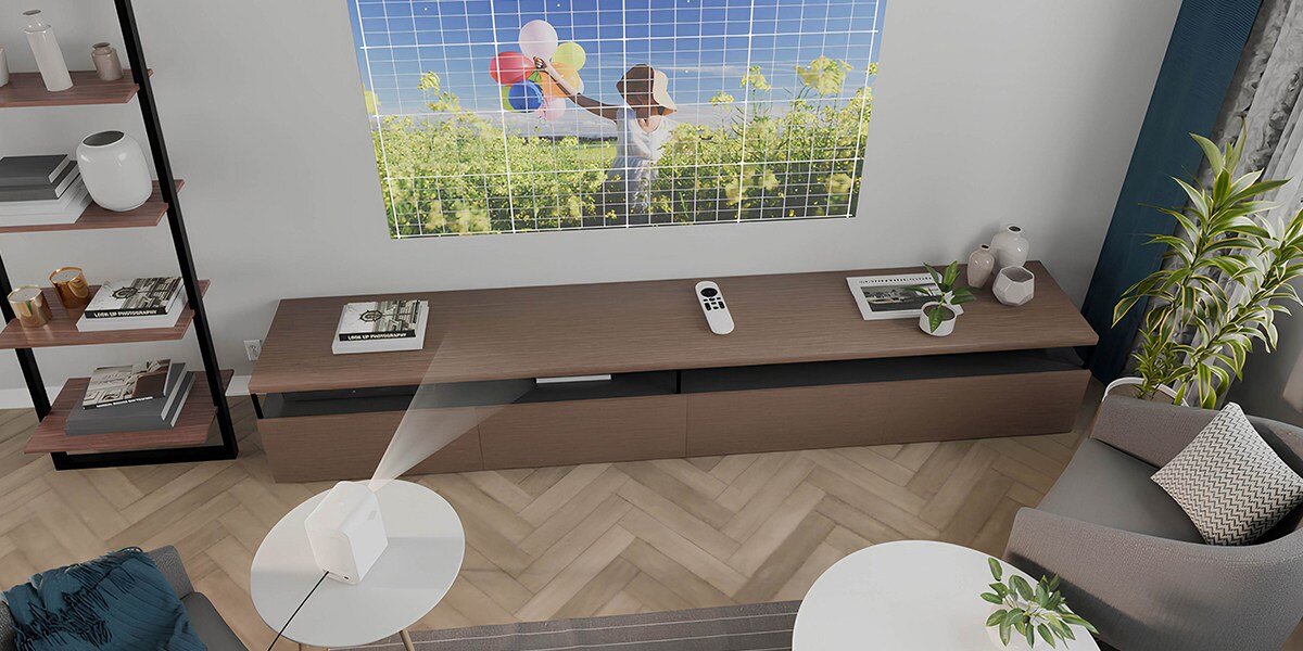 Projektor HP CC360 - Duży obraz w małej obudowie, Full HD (1920 × 1080), LCD, kompaktowy format, projektor stojący na stoliku wyświetlający obraz na ścianie