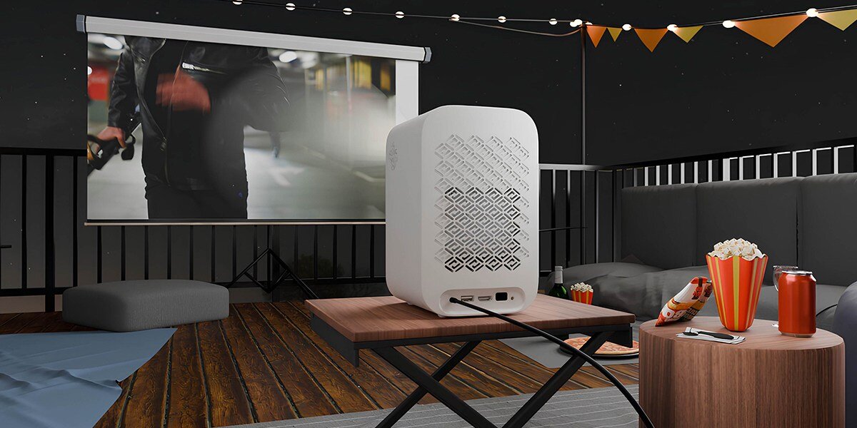 Projektor HP CC360 - Seans na dużą skalę, Rozmiar obrazu od 102 do 224 cm, Proporcje 16:9, Jasność 220 lumenów, projektor stojący na stoliku wyświetlający obraz na ekranie projekcyjnym