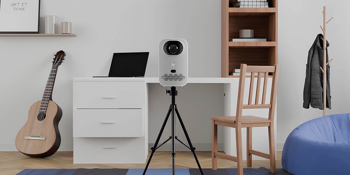 Projektor HP CC360 - Dźwięk bez zbędnych urządzeń, Wbudowane głośniki o mocy 6 W,  projektor stojący na statywie w pokoju