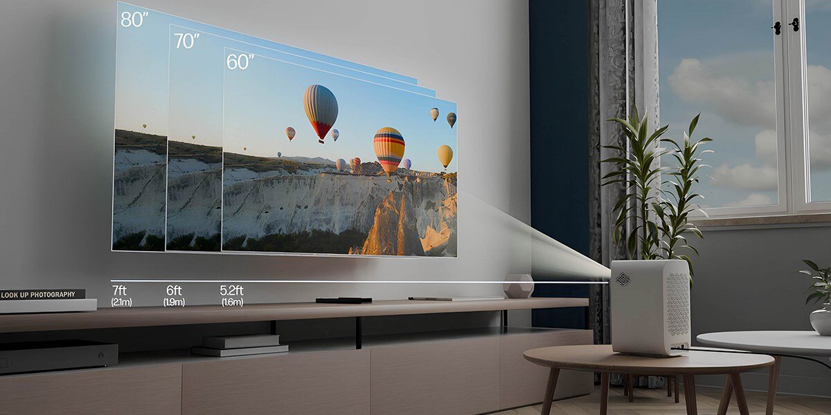 Projektor HP CC360 - Złącza, które dają swobodę, HDMI, USB-A, audio jack 3.5 mm, projektor stojący na stoliku wyświetlający obraz na ścianie