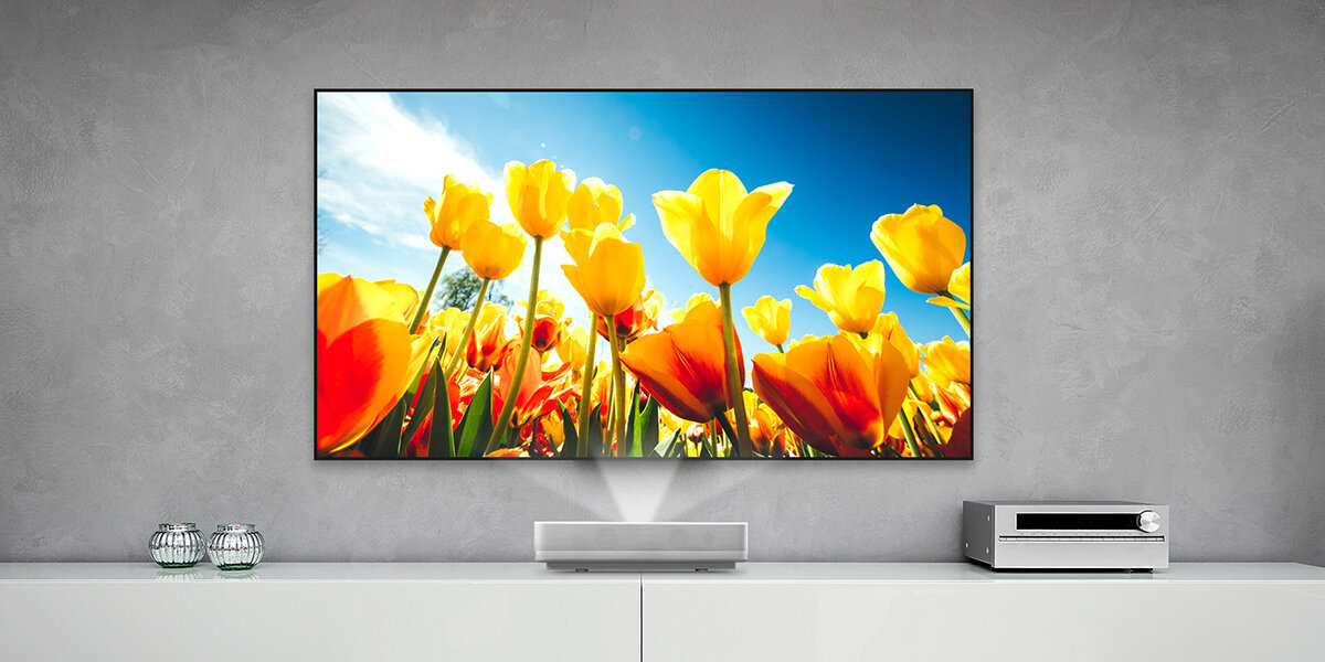 Ekran projekcyjny HP GATS FS90R jasność gain 1.8 szeroki kąt 120 stopni, ekran projekcyjny zawieszony na ścianie w pomieszczeniu, obraz wyświetlany z projektora