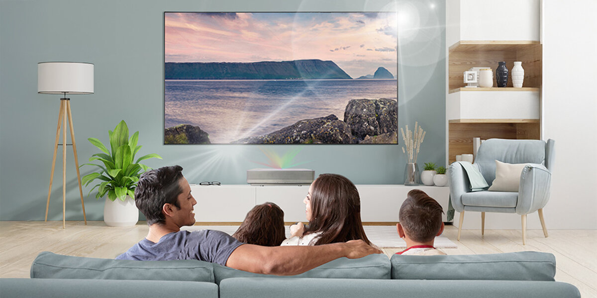 Ekran projekcyjny HP GATS FS90R design ramka 6 mm powłoka trwałość, ekran projekcyjny zawieszony na ścianie w pomieszczeniu, rodzina oglądająca film