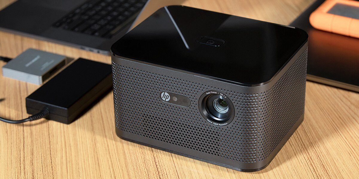 Projektor HP MP2000 Pro - Kino zawsze pod ręką, projektor stojący na blacie obok laptopa