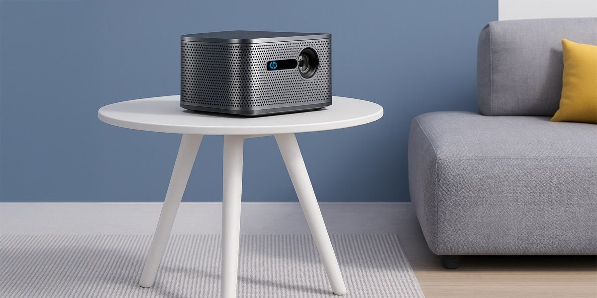 Projektor HP MP2000 Pro - Bezprzewodowa wygoda, Wi-Fi, Bluetooth, HDMI, 2x USB-A, S/PDIF, RJ-45, audio jack, projektor stojący na stoliku obok sofy