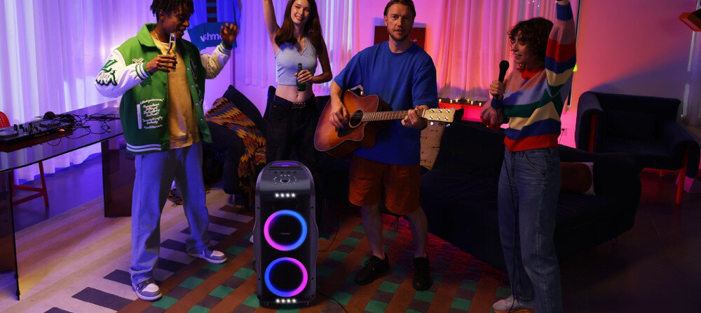 Power Audio TRONSMART Halo 300 głośnik imprezowy 240W SoundPulse scena 270°, osoby bawiące się w rytm muzyki, power audio stojące na środku pokoju