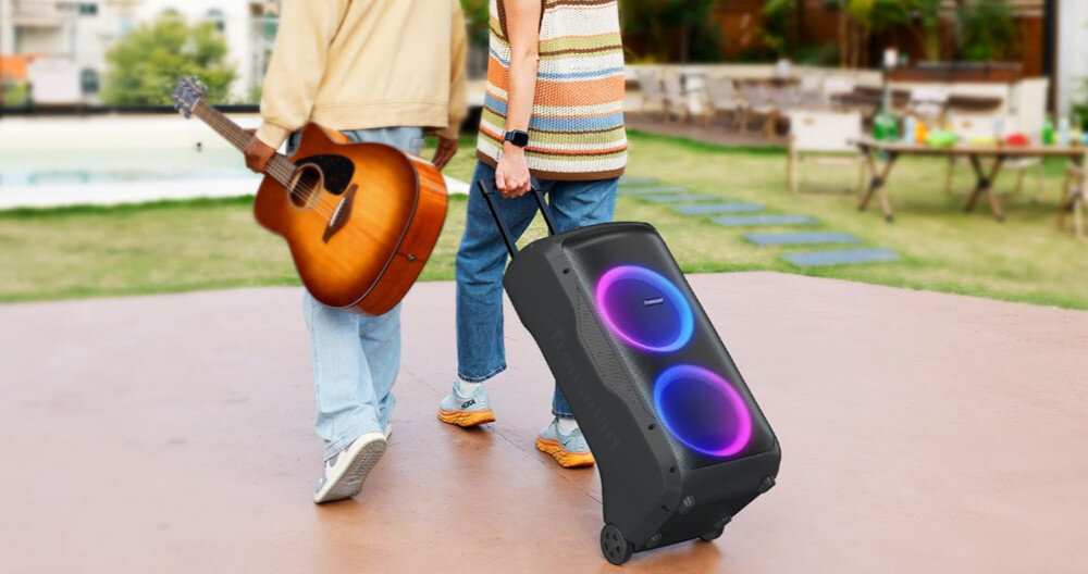 Power Audio TRONSMART Halo 300 rączka kółka mobilność wodoodporność IPX4, osoby idące w jednym kierunku, poer audio trzymane za uchwyt