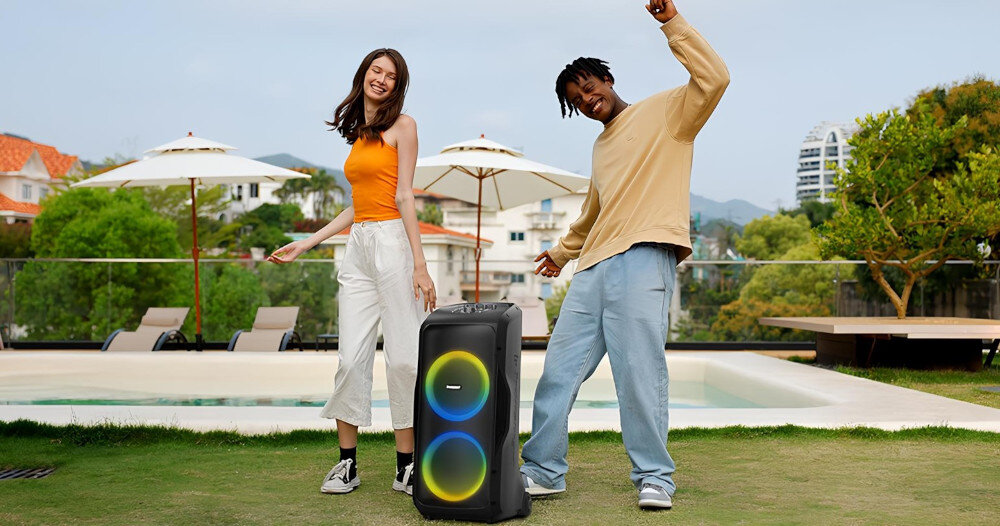 Power Audio TRONSMART Halo 300 efekty świetlne synchronizacja z muzyką pokaz LED, osoby tańczące w rytm muzyki przy poawer audio na świeżym powietrzu