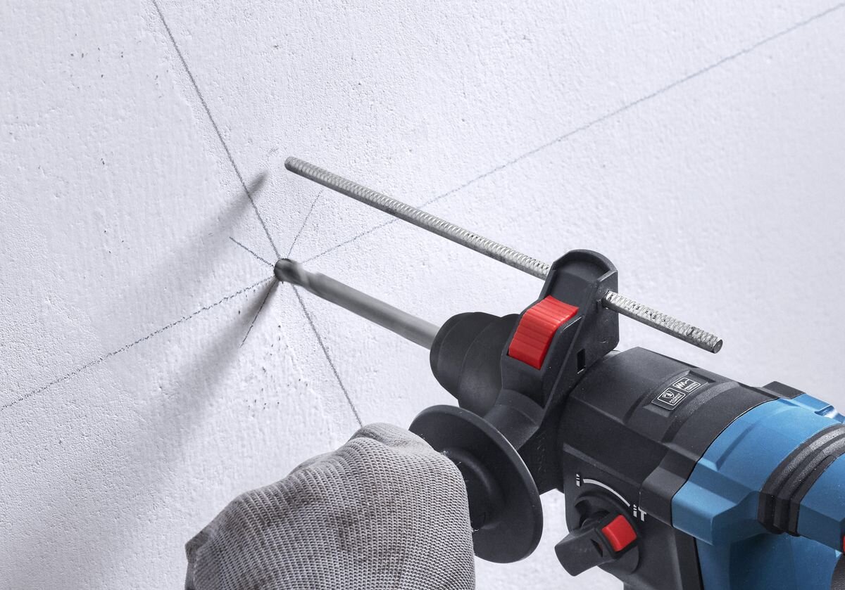 BOSCH Professional GBH 18V-18 0611927002 Regulowany ogranicznik głębokości głębokość wiercenia i dłutowania porównaniu z młotami bez ogranicznika - Urządzenie z zamontowanym ogranicznikiem głębokości podczas wiercenia otworu w ścianie.