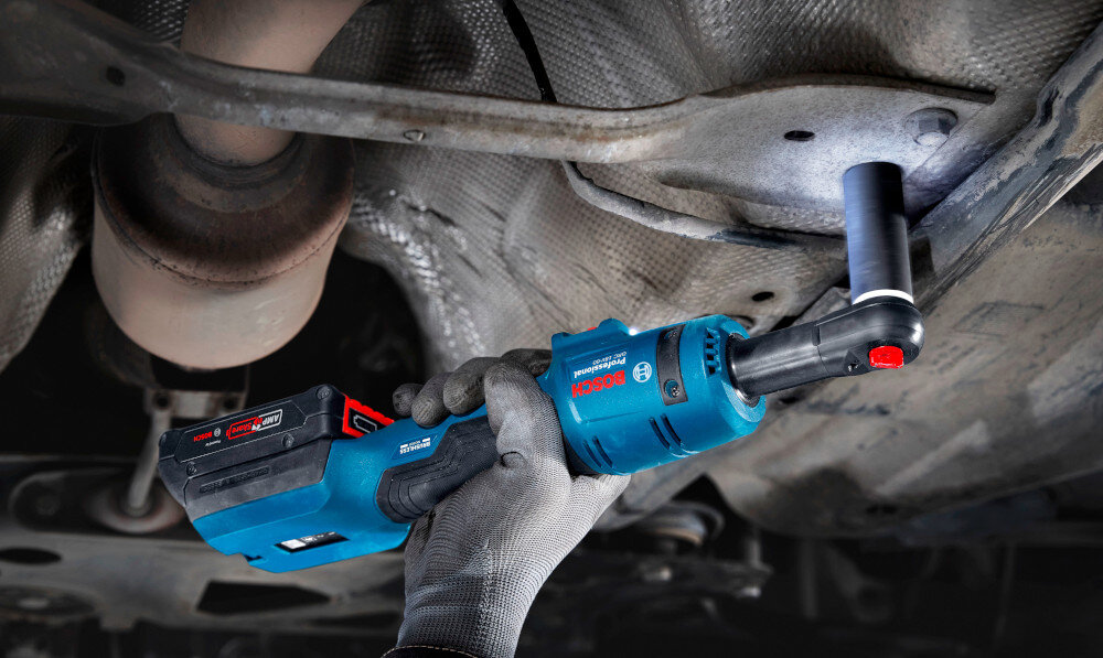 Klucz akumulatorowy grzechotka BOSCH GRC 18V-60 06019N8000 silnik samochodowy osoba dokręca śrubę w instalacji silnik bezszczotkowy stała moc pracy przy minimalnym nagrzewaniu narzędzia dłuższe użytkowanie bez spadku wydajności wymaga mniej serwisowania mechanizm grzechotkowy efektywnie przekazuje siłę na śruby
