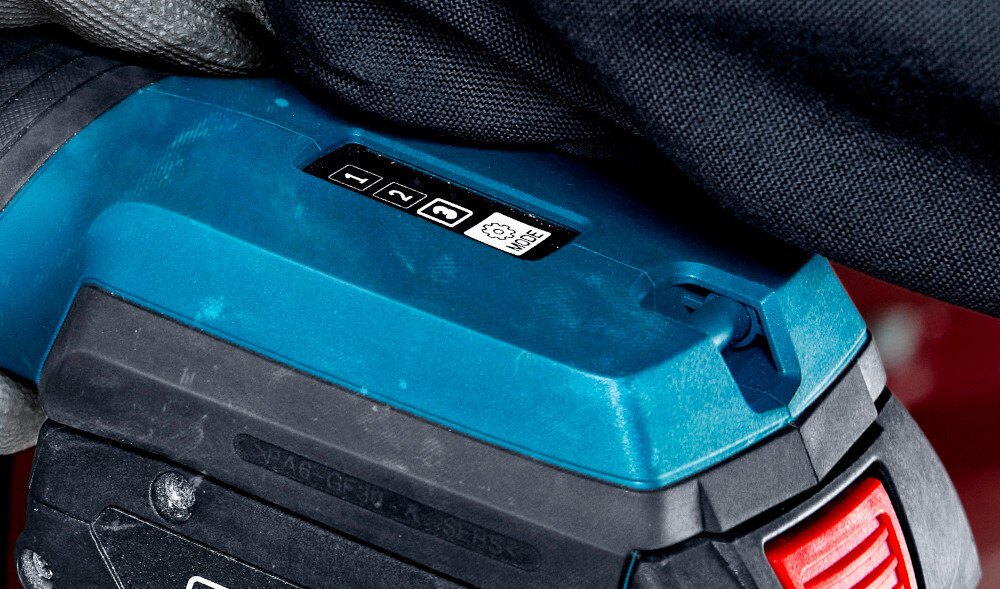 Klucz akumulatorowy grzechotka BOSCH GRC 18V-60 06019N8001 zbliżenie na wyświetlacz pokazujący tryb pracy trzy tryby pracy prędkość obrotowa do 400 ob./min moment obrotowy do 60 Nm precyzyjne dokręcanie delikatnych śrub mocnych połączeń bez ryzyka uszkodzenia gwintów pełna kontrola nad każdym etapem pracy włącznik łopatkowy płynne sterowanie prędkością obrotową i momentem w trakcie pracy