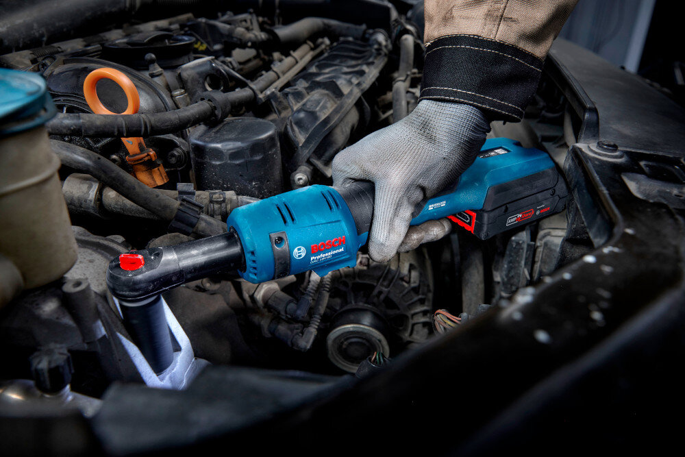 Klucz akumulatorowy grzechotka BOSCH GRC 18V-60 06019N8001 silnik samochodowy osoba dokręca śrubę w instalacji funkcja dwóch kierunków obrotu łatwo dokręcać i odkręcać śruby bez zmiany narzędzia oszczędza czas i zwiększa ergonomię pracy