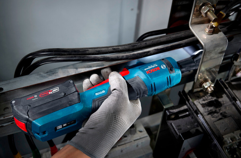 Klucz akumulatorowy grzechotka BOSCH GRC 18V-60 06019N8001 instalacja metalowa osoba dokręca śrubę widoczne oświetlenie wbudowane oświetlenie LED doświetla miejsce pracy pozwala szybciej i dokładniej ustawić nasadkę na śrubie