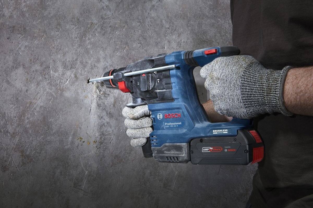 BOSCH GBH 18V-22 X BOSCH GBH 18V-22 X beton, cegła czy kamień wykonywać otwory dłutować fragmenty powierzchni - urządznenie podczas siercenia dziury w betonie