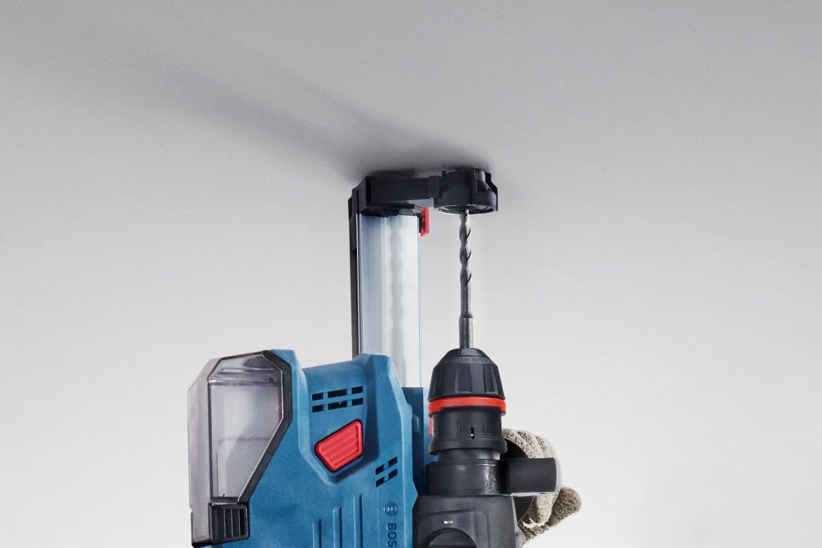 BOSCH GBH 18V-22 X BOSCH GBH 18V-22 X GDE 18V-12 / GDE 12 bezpyłową pracę młotami bez odsysania pyłu - urządzenie podczasz wiercenia w suficie z odsysaczem pyłu.