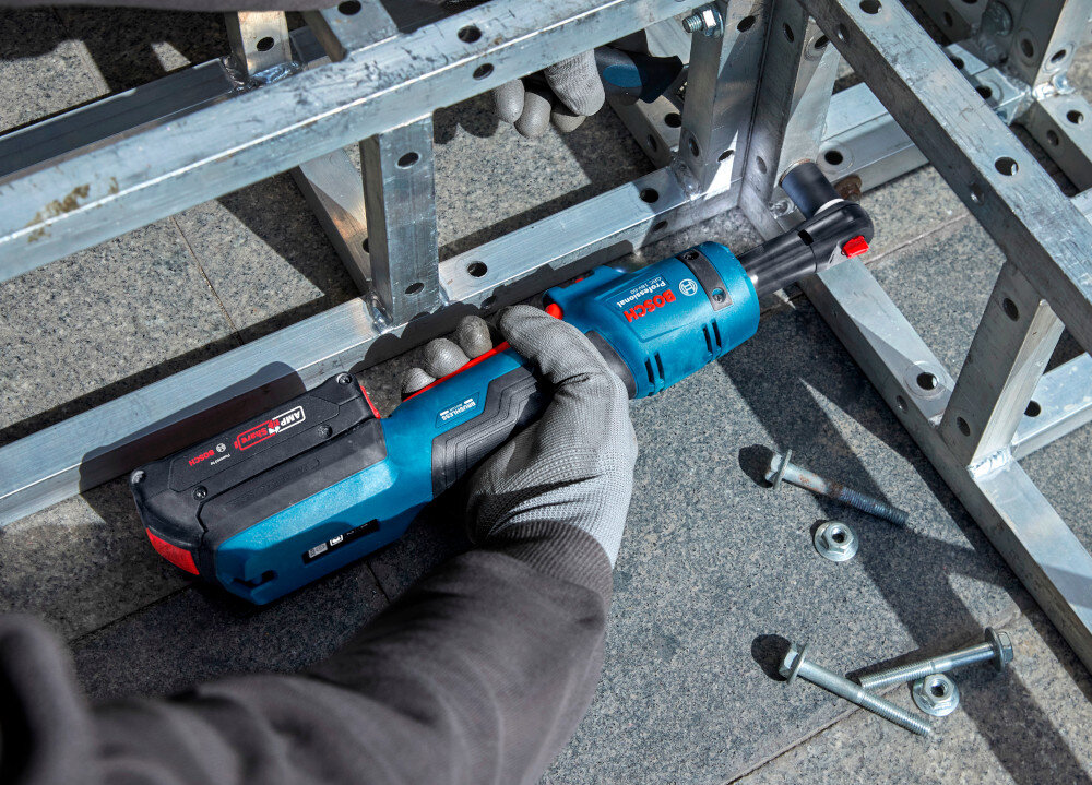 Klucz akumulatorowy grzechotka BOSCH GRC 18V-60 06019N8002 pomieszczenie metalowy stelaż osoba przykręca śrubę do stelażu do efektywnej pracy wszechstronne zastosowanie moc wydajność komfort