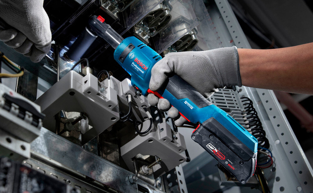 Klucz akumulatorowy grzechotka BOSCH GRC 18V-60 06019N8002 pomieszczenie osoba dokręca śrubę w instalacji zasilany przez akumulator z serii BOSCH 18 V o pojemności 2,0 Ah jeden akumulator może być wykorzystywany w wielu elektronarzędziach pełna swoboda pracy w zestawie dwa akumulatory i ładowarka