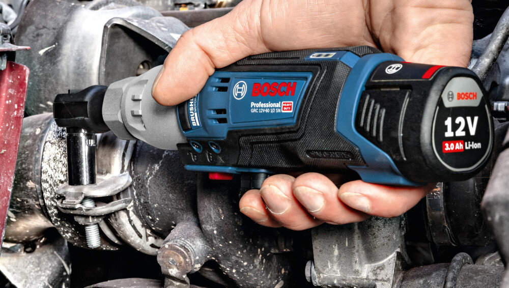 Klucz akumulatorowy grzechotka BOSCH Professional GRC 12V-60 3-8 SN 06019N8301 warsztat silnik osoba dokręca śrubę w silniku precyzyjne dokręcanie śrub do prac montażowych smukła konstrukcja mobilność