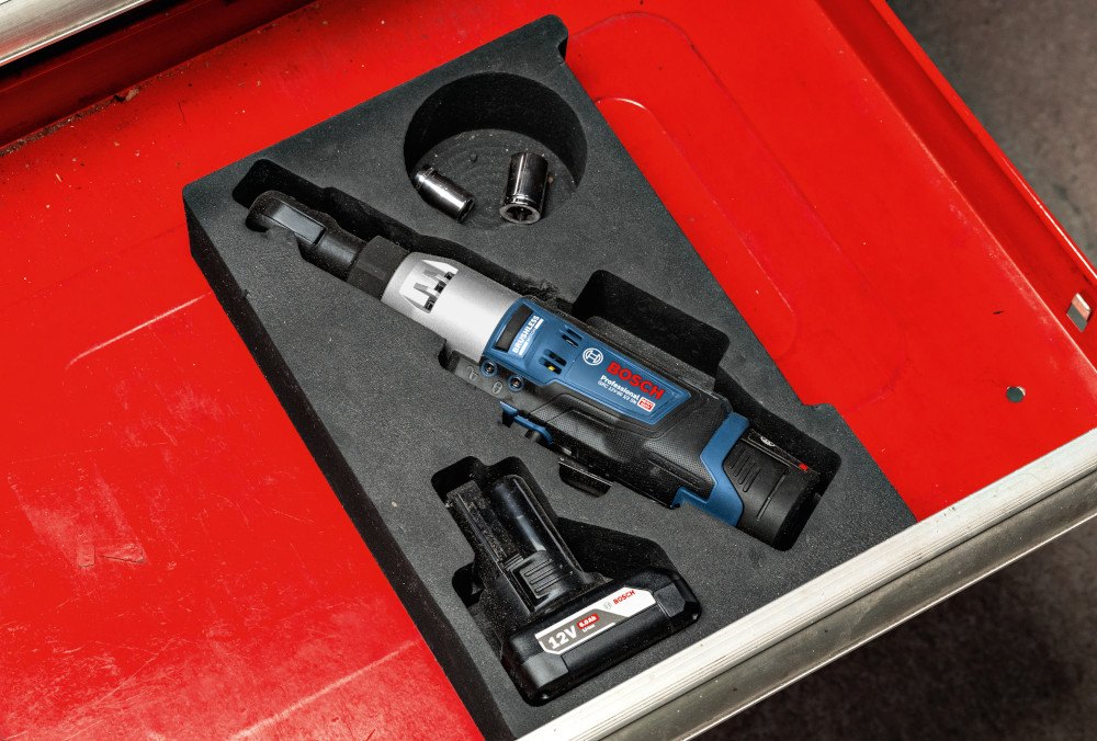 Klucz akumulatorowy grzechotka BOSCH Professional GRC 12V-60 3-8 SN 06019N8301 warsztat klucz leży w skrzynce narzędziowej blokada włącznika zapobiega przypadkowemu uruchomieniu narzędzia zmniejsza ryzyko niekontrolowanego startu i rozładowania akumulatora żebrowanie obudowy stabilne odłożenie klucza na blacie lub podłodze