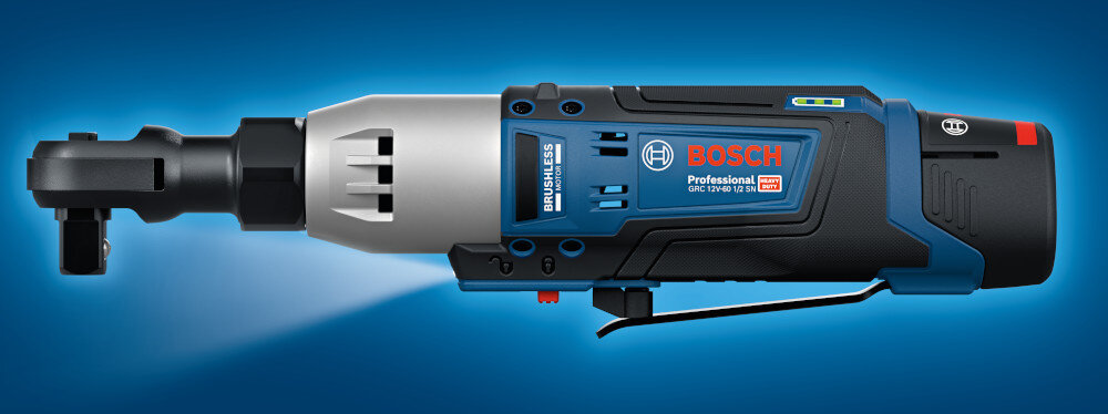 Klucz akumulatorowy grzechotka BOSCH Professional GRC 12V-60 3-8 SN 06019N8301 klucz na niebieskim tle widoczny z boku symulacja oświetlania wbudowane oświetlenie LED doświetla miejsce pracy pozwala szybciej i dokładniej ustawić nasadkę na śrubie komfortowa i bezpieczna