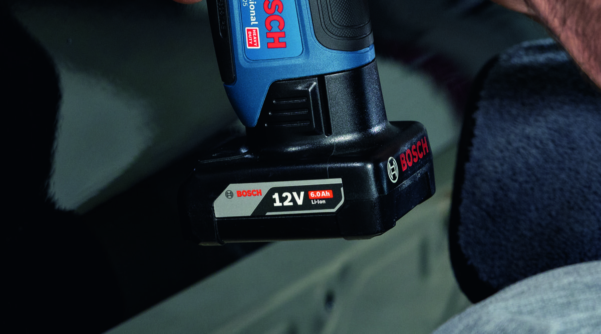 BOSCH Professional GPX 12V- 125 06019L4100 BOSCH Professional GPX 12V- 125 06019L4100 akumulatorami GBA 12 V Akumulatorowy system swobodne przemieszczanie pracę w trudno dostępnych miejscach wygodne polerowanie - Zbliżenie na akumulator 12V zamontowany w polerce akumulatorowej Bosch.