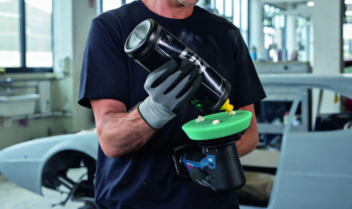 BOSCH Professional GPX 12V- 125 06019L4100 Średnica oscylacji 8 mm prędkość oscylacyjna od 2800 do 14000 obr/min  Gąbka polerska średnicy  125 mm - Mężczyzna nakłada pastę polerską z butelki na gąbkę polerki akumulatorowej Bosch.