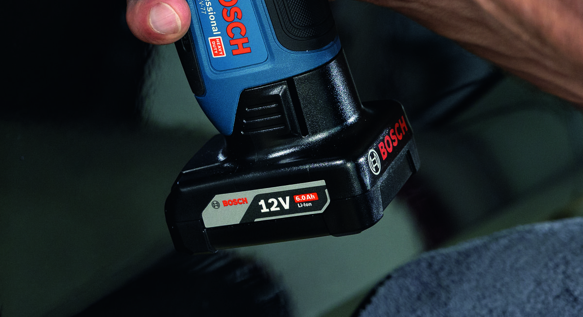 BOSCH Professional GPO 12V-77 06019L3000 BOSCH Professional GPO 12V-77 06019L3000 akumulatorami GBA 12 V Akumulatorowy system swobodne przemieszczanie pracę w trudno dostępnych miejscach wygodne polerowanie - Zbliżenie na akumulator 12V zamontowany w polerce akumulatorowej Bosch.