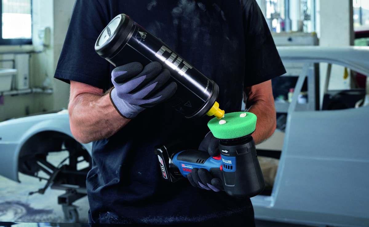 BOSCH Professional GPX 12V-77 06019L4000 trybie obrotowym (rotacyjnym) stałemu ruchowi tarczy Zakres prędkości 600–2200 obr./min Gąbka 77 mm - Mężczyzna nakłada pastę polerską z butelki na gąbkę polerki akumulatorowej Bosch.