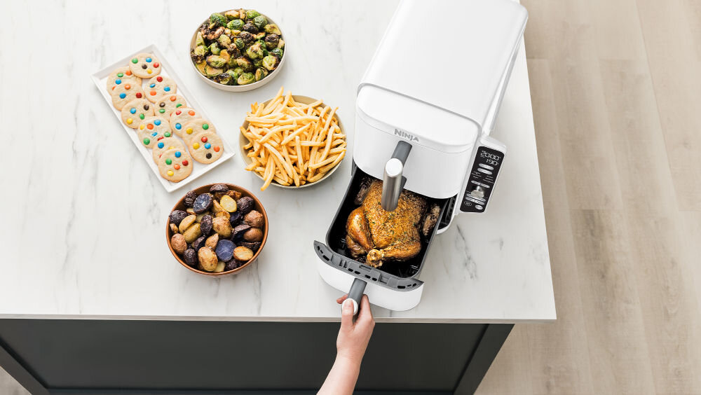 AIR FRYER NINJA NINJA SL400EUWH (DOUBLESTACK XL) (BIAŁY) funkcja gotowania czasu temperatury funkcja SYNC obie szuflady w tym samym czasie zakończenia gotowania świeżo przygotowanie dania jedna szuflada mniejsza porcja talerz większa chrupkość idealne rezultaty