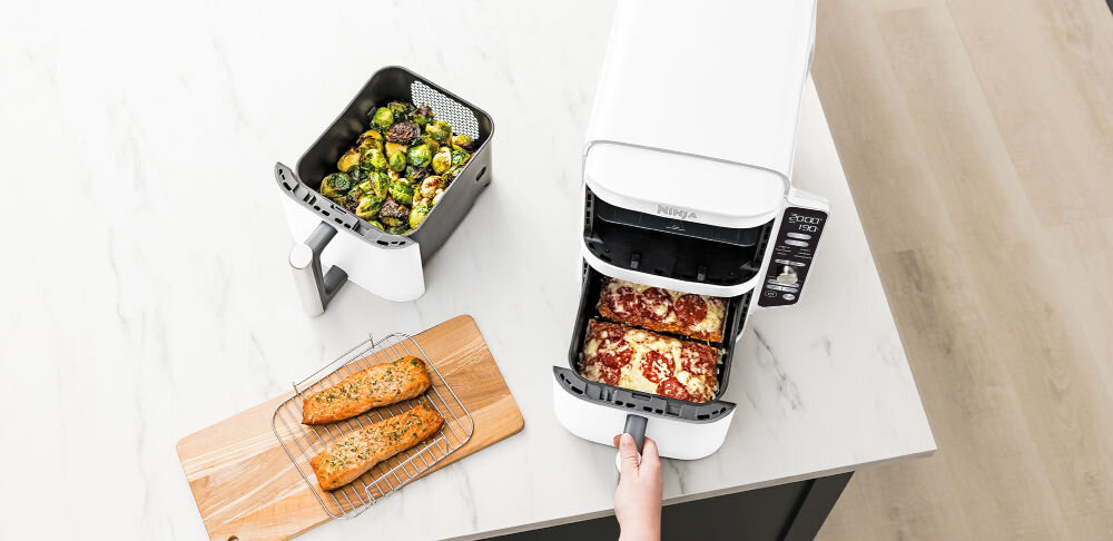 AIR FRYER NINJA NINJA SL400EUWH (DOUBLESTACK XL) (BIAŁY) 6 programów gotowania AIR FRY smażenie gorącym powietrzem minimalna ilość oleju redukcja tłuszczu do 75% pieczenie przygotowywanie ciasta suszenie odgrzewanie funkcja max crisp zużycie mniejszej ilości energii energooszczędna opcja zdrowe szybkie posiłki