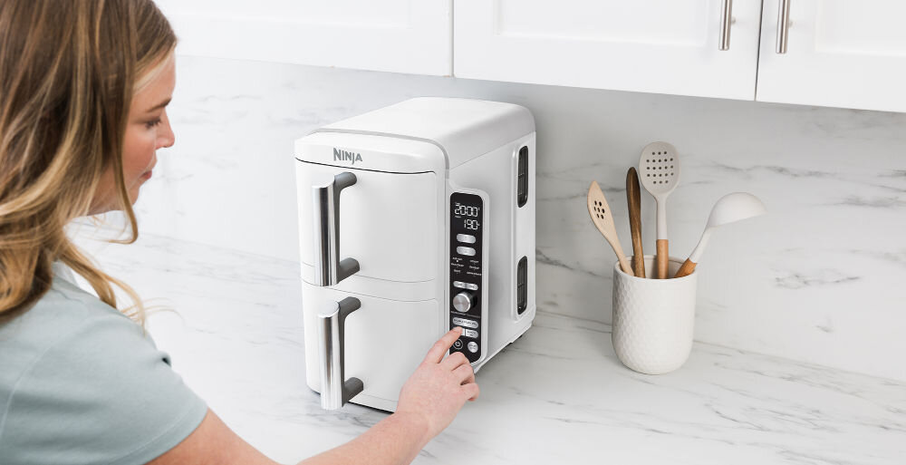 AIR FRYER NINJA NINJA SL400EUWH (DOUBLESTACK XL) (BIAŁY) elegancki panel sterowania łatwy dostęp odpowiednie parametry zatrzymanie gotowania cyfrowy timer przewodnik z przepisami tabela z czasami gotowania