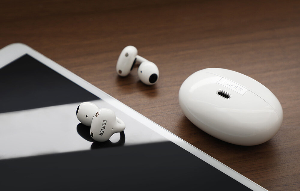 Słuchawki douszne EDIFIER LolliClip Open-Ear Bluetooth 5.4 multipoint dwa urządzenia, słuchawki douszne z etui ładującym obok tabletu na stole