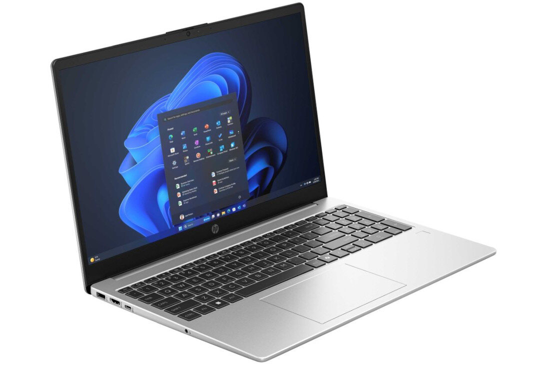 Zbliżenie na ekran laptopa HP 255R G10 z logo Intel Core, jasne tło, widok pod kątem, srebrna obudowa i czarna klawiatura. - procesor Intel Core, karta graficzna Intel Graphics