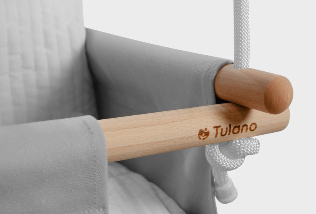 Huśtawka dla dzieci TULANO Hop 30 Szary Trwała konstrukcja wysoka jakość naturalne drewno bukowe Gładkie wykończenie bezpieczeństwo użytkowania  grube, trwałe liny  długość szaro-białej kolorystyki zabawa relaks