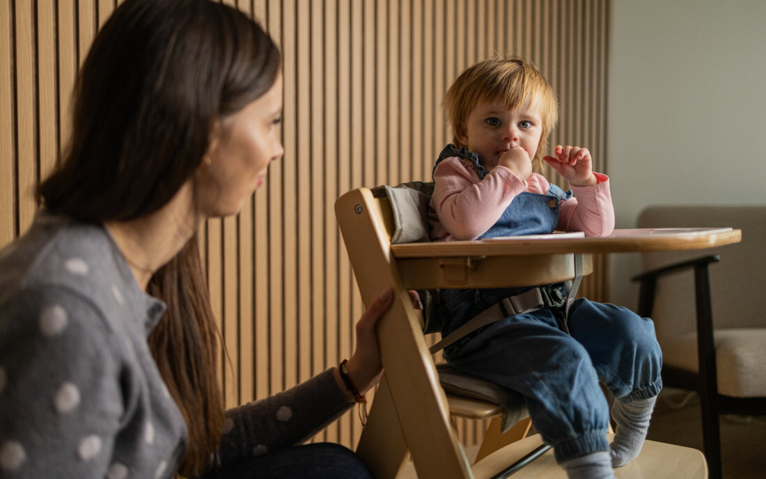 Krzesełko do karmienia TULANO Morsel 40 Szaro-brązowy Rośnie razem z dzieckiem możliwości regulacji siedziska 12 poziomów swoboda dopasownaie wysokość głębokość zabawa nauka karmienie komfort użytkowania wspiera rozwój motoryczny apobiega wadom postawy