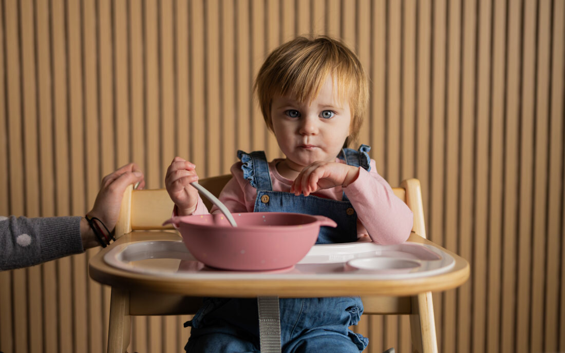 Krzesełko do karmienia TULANO Morsel 40 Szaro-brązowy Łatwe czyszczenie miękkie poduszki wykonanie materiał pokrycie warstwa wodoodporna zdejmowana taca z tworzywa sztucznego myta w zmywarce