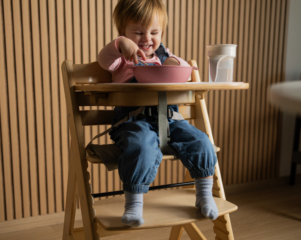 Krzesełko do karmienia TULANO Morsel 40 Szaro-brązowy Z myślą o bezpieczeństwie 3-punktowe pasy bezpieczeństwa szerokie siedzisko stabilna konstrukcja zgodnie z europejską normą EN 14988:2017+A1:2020 Oznaczenie CE