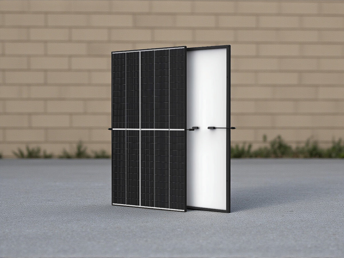 Panel fotowoltaiczny TRINA SOLAR TSM-DE09.08 400W, energia, panel, dom, wysoka sprawność, Panel TRINA SOLAR TSM-DE09.08 400W na gładkiej powierzchni, widoczna biała tylna powłoka panelu.