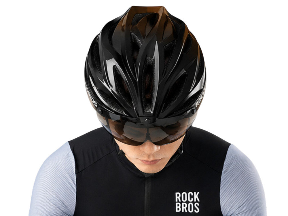 Kask rowerowy ROCKBROS 8386824304077 Czarno-brązowy Szosowy (rozmiar 58-62), wentylacja, przepływ, chłodzenie, komfort, Widok z góry na kolarza w Czarno-brązowym kasku z wizjerem.