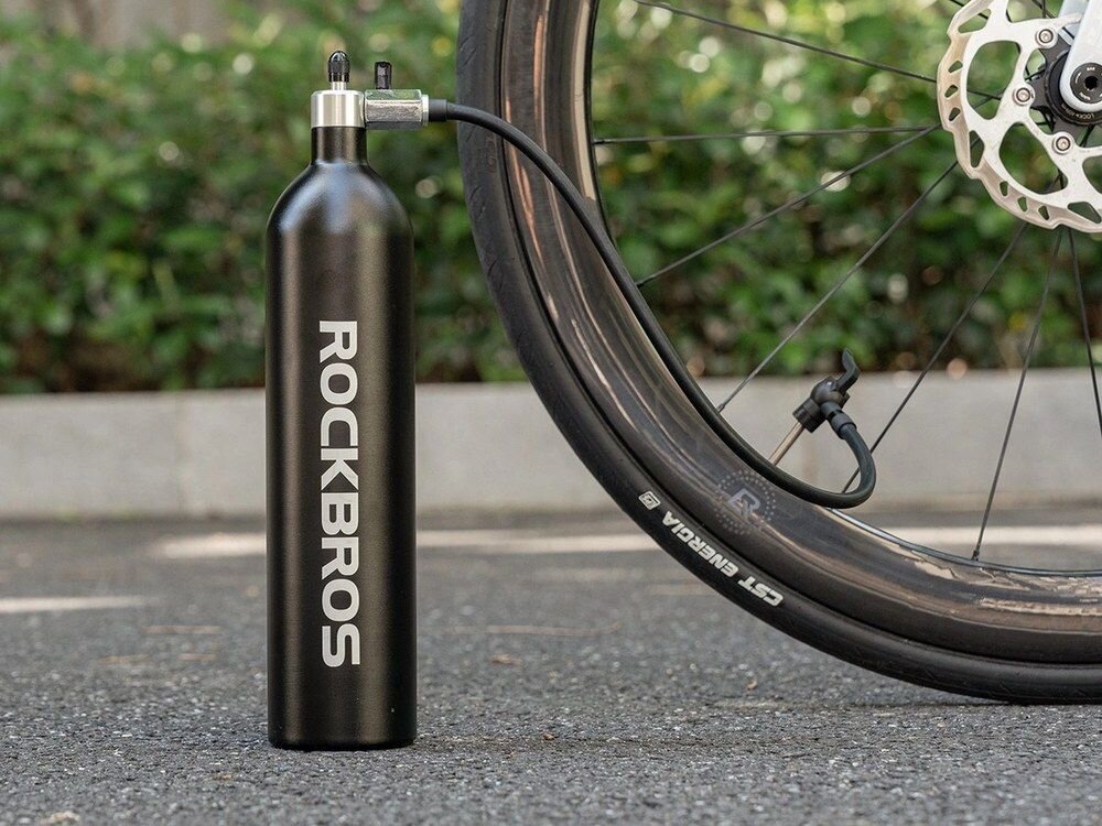 Pompka rowerowa ROCKBROS Zbiornik ciśnieniowy 42310010001, 200 PSI, 1,2 L, szybkie osadzanie, wydajność, Widok na akcesorium do opon bezdętkowych.
