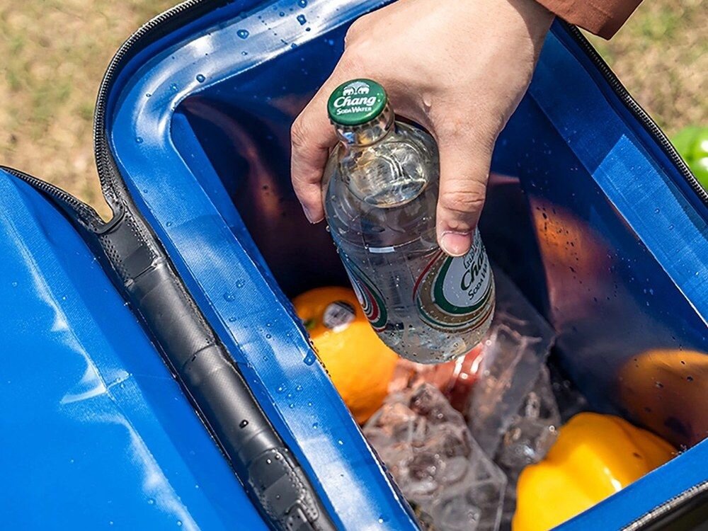 Plecak ROCKBROS 8386824308792 Zielony, tpu, trwałość, odblaski, deszcz, Ręce otwierające małą torbę zamykaną na rzep.